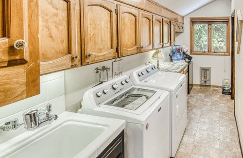 Sierra Cedars Casa | Idyllic wooded getaway with wraparound deck, WiFi, kayaks & washer/dryer