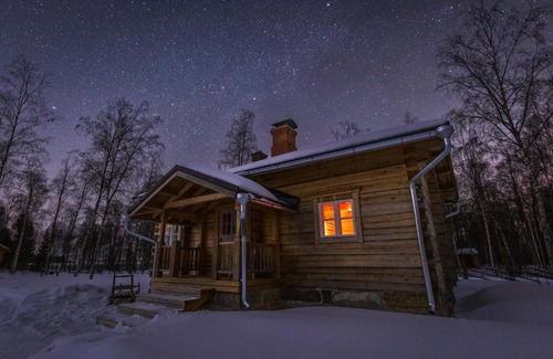Ii Chalet De Esquí | Iisland Pauhu Loghouse and sauna under the starlit sky