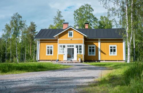 Ii Chalet De Esquí | Iisland Pauhu Loghouse and sauna under the starlit sky