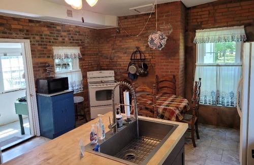 Akin Otro | Illinois Historic Cross Home/Barn/Fishing/Hiking/ATV McLeansboro