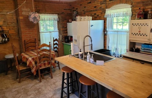 Akin Otro | Illinois Historic Cross Home/Barn/Fishing/Hiking/ATV McLeansboro