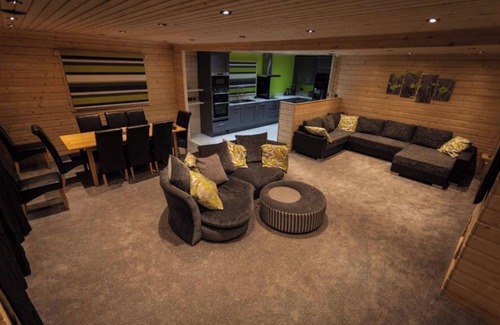 Kenwick Casa | iLodge Ultra - Luxury Log Cabin with Hot Tub, Sauna and Games Room🏡