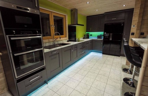 Kenwick Casa | iLodge Ultra - Luxury Log Cabin with Hot Tub, Sauna and Games Room🏡