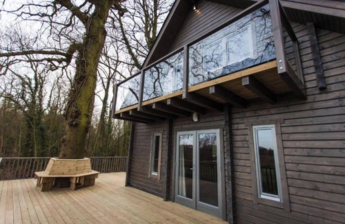 Kenwick Casa | iLodge Ultra - Luxury Log Cabin with Hot Tub, Sauna and Games Room🏡