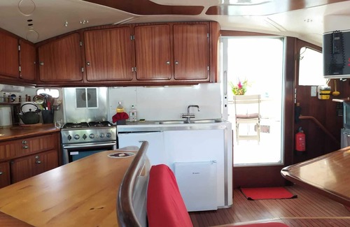 Le Marin Alquiler De Eote | Gran catamarán atracado, un casco solo para usted (1cpl), el otro para sus invitados