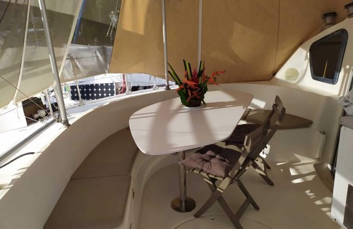 Le Marin Alquiler De Eote | Gran catamarán atracado, un casco solo para usted (1cpl), el otro para sus invitados