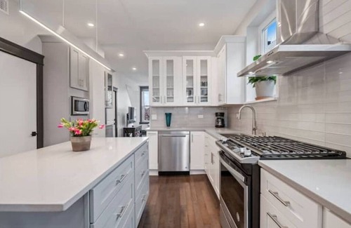 Bucktown Apartamento | Immaculate 2-Story Home w/Garage, 2 Back Decks & Garden