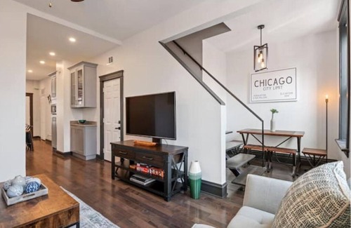 Bucktown Apartamento | Immaculate 2-Story Home w/Garage, 2 Back Decks & Garden