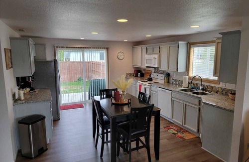 Moses Lake Casa | Immaculate 3BR/2BA Serene Central Neighborhood & Close to I-90 Fully Furnished