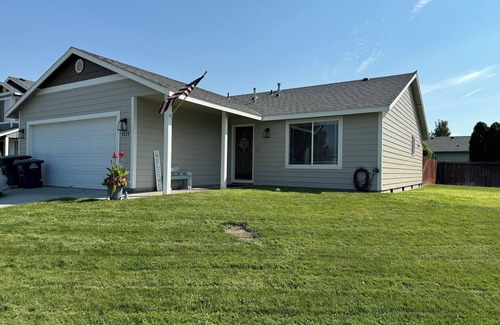 Moses Lake Casa | Immaculate 3BR/2BA Serene Central Neighborhood & Close to I-90 Fully Furnished