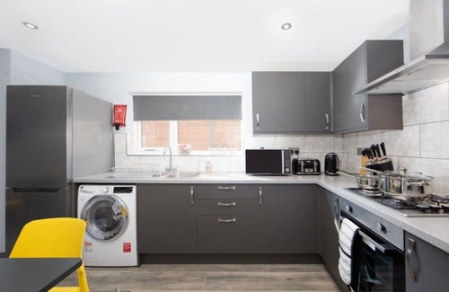 Ashford Casa | Immaculate 5-Bed House in the city centre Ashford