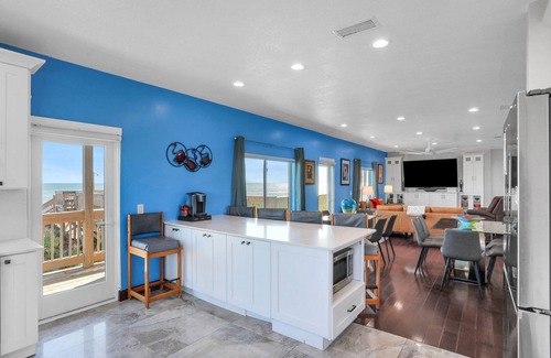 Painters Hill Casa | Immaculate, modern stay steps to beach with amazing ocean views