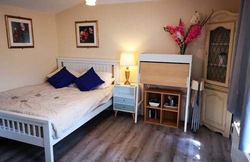 Eastleigh Cabina | Impeccable 1-Bed Lodge in Eastleigh