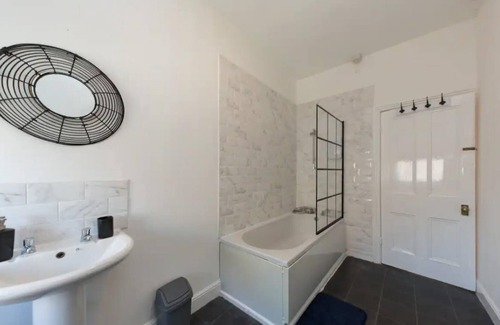 Stoke-on-Trent Casa | Impeccable 2-bed House in Stoke-on-trent