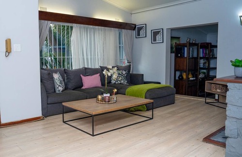 Greater Johannesburg Metropolitan Area Casa | Impeccable 3-Bed House in Joburg, 6km nr Sandton