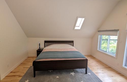 Fabreville Casa | Impeccable, modern, river view, renovated cottage