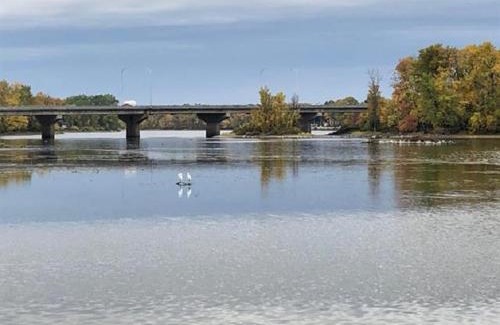 Fabreville Casa | Impeccable, modern, river view, renovated cottage