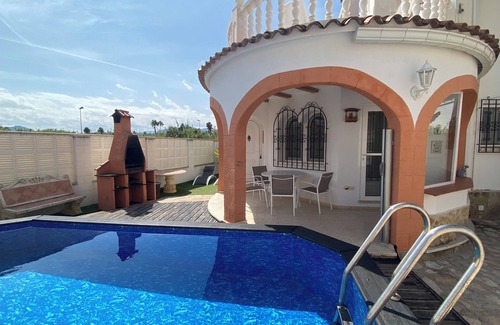 Oliva Chalet De Esquí | Frente Al Mar. Rosales (NR). Lujosa Villa con aa, wifi y piscina