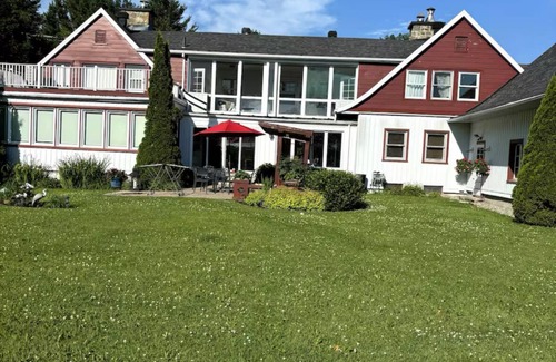 Saint-Etienne-de-Lauzon Casa | In the countryside, 10 minutes from town. All amenities, spa, heated pool
