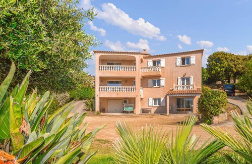 Bastelicaccia Apartamento | In this vacation apartment with a magnificent sea panorama, the vacation becomes a pleasure.