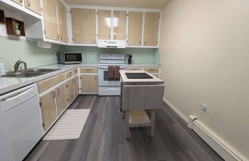 Fairbanks Apartamento | In Town! Fully-equipped kitchen with spacious bedrooms. Free parking & WiFi!