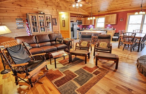 Warrensville Cabina | Incomunicado-Nice Cabin w / HOT TUB, mesa de billar, Wi-Fi, fogata, mascotas OK!