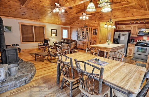 Warrensville Cabina | Incomunicado-Nice Cabin w / HOT TUB, mesa de billar, Wi-Fi, fogata, mascotas OK!