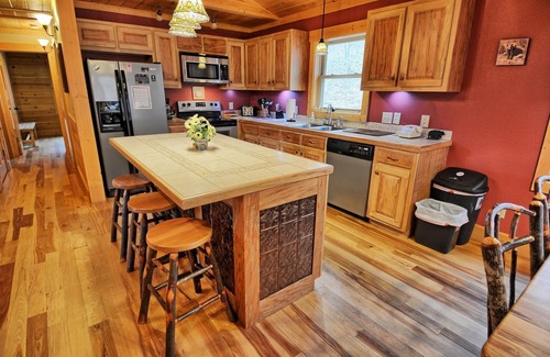 Warrensville Cabina | Incomunicado-Nice Cabin w / HOT TUB, mesa de billar, Wi-Fi, fogata, mascotas OK!