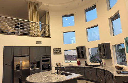 Rancho Oakey Condominio | Incredible 2 level loft with 30ft ceilings -expansive balcony with STRIP VIEWS!