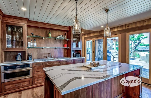 Muskoka Lakes Cabaña | Incredible 9 bdrm, 9 bath, Tennis Court! Nanny Suite! Gym! Lake Muskoka!!!