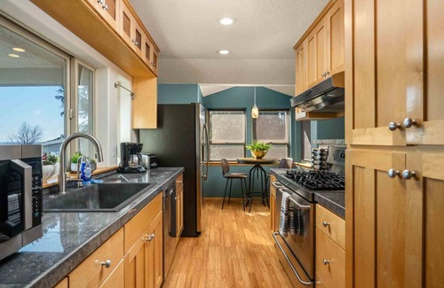 Dundee Casa | Incredible Dundee Hills Escape, Pet Friendly, Hot Tub, Covered Deck, Walk to Park, Food, and Wine