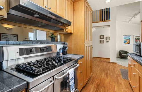 Dundee Casa | Incredible Dundee Hills Escape, Pet Friendly, Hot Tub, Covered Deck, Walk to Park, Food, and Wine