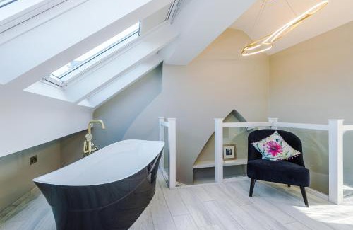 Shipley Apartamento | Incredible Home Driveway Piano Workspace