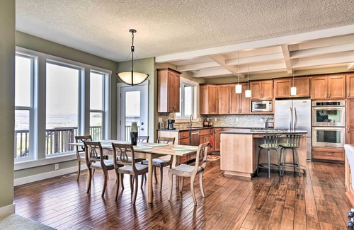 The Dalles Casa | Incredible Oregon Retreat w/ Private Hot Tub!