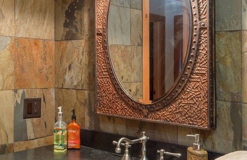 North Egremont Cabina | Incredible Ski Lodge - 7500 Square ft - Log Cabin - Moose Lodge