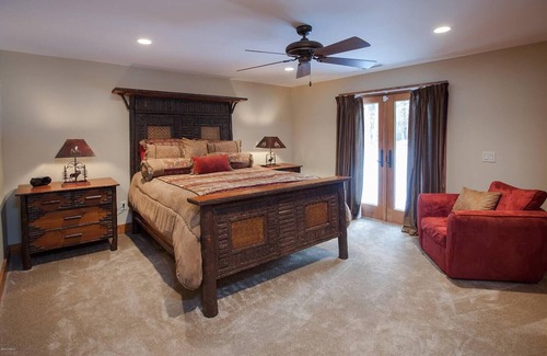 North Egremont Cabina | Incredible Ski Lodge - 7500 Square ft - Log Cabin - Moose Lodge