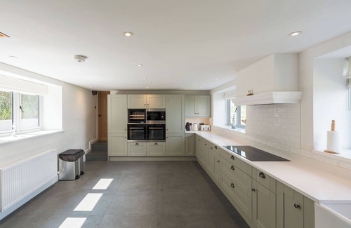 Pentraeth Casa | Incredible stay overlooking Red Wharf By sleeping up to 8 guests with hot tub & garden lounge area