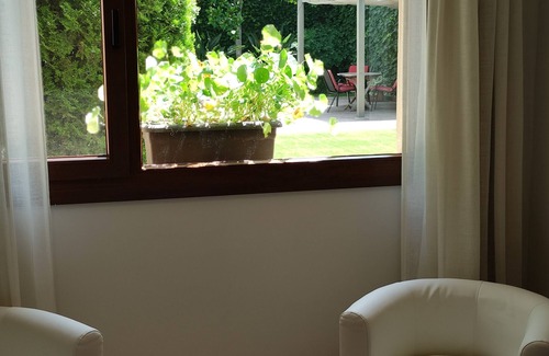 El Prat de Llobregat Casa | Alojamiento independiente con salida al jardín. Cerca aeropuerto metro y tren.