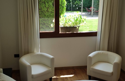 El Prat de Llobregat Casa | Alojamiento independiente con salida al jardín. Cerca aeropuerto metro y tren.