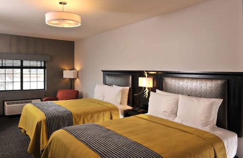 Independence Hotel | Independence Modern Lodge Retreat: Heated Pool & Whiskey Bar | 3 Units