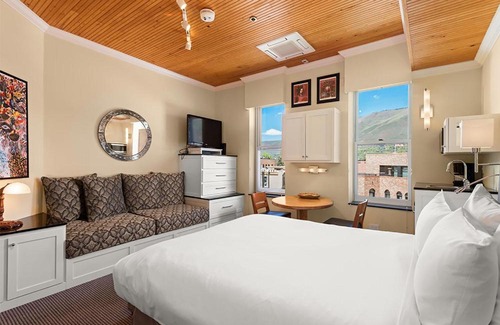 Downtown Hotel | Independence Square 305, Remodeled, 3rd Floor Hotel Room in Aspen's Best Location
