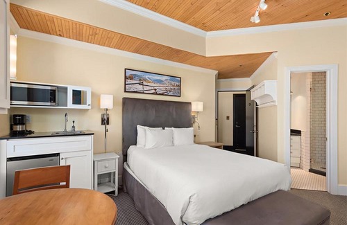 Downtown Hotel | Independence Square 305, Remodeled, 3rd Floor Hotel Room in Aspen's Best Location