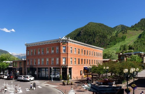 Downtown Hotel | Independence Square 305, Remodeled, 3rd Floor Hotel Room in Aspen's Best Location