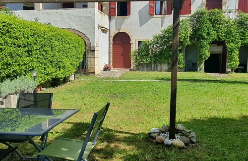 Valgatara Apartamento | Independent accommodation with private bathroom and exclusive garden use.