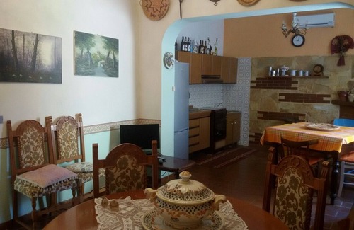 Mosciano Sant'Angelo Casa | Apartamento independiente en una villa con jardín.