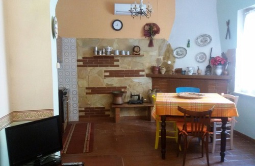 Mosciano Sant'Angelo Casa | Apartamento independiente en una villa con jardín.