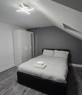 Reading Casa | Independent specious 5 BHK with 3 bathrooms with Toilet
