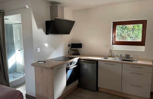 Restinclieres Apartamento | Independent studio - Terrace and swimming pool (in summer)