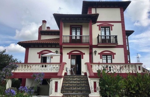 Bárcena de Cicero Chalet De Esquí | Chalet indiano entre las playas de Laredo y Santoña