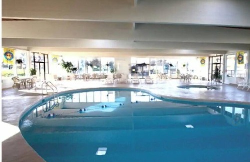 Mishicot Apartamento | Indoor, outdoor pool, tennis and golf course